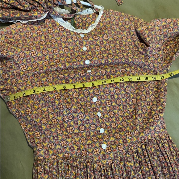 Vintage Handmade Prairie Dress with Matching Bonnet - Picture 11 of 12